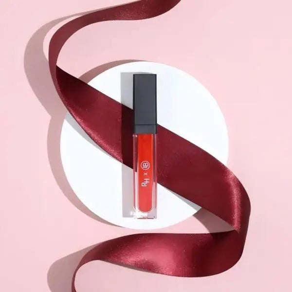 Long-Lasting Lip Gloss - Cosmetic Beauty Products Provides A Mirror-Like High Gloss Effect